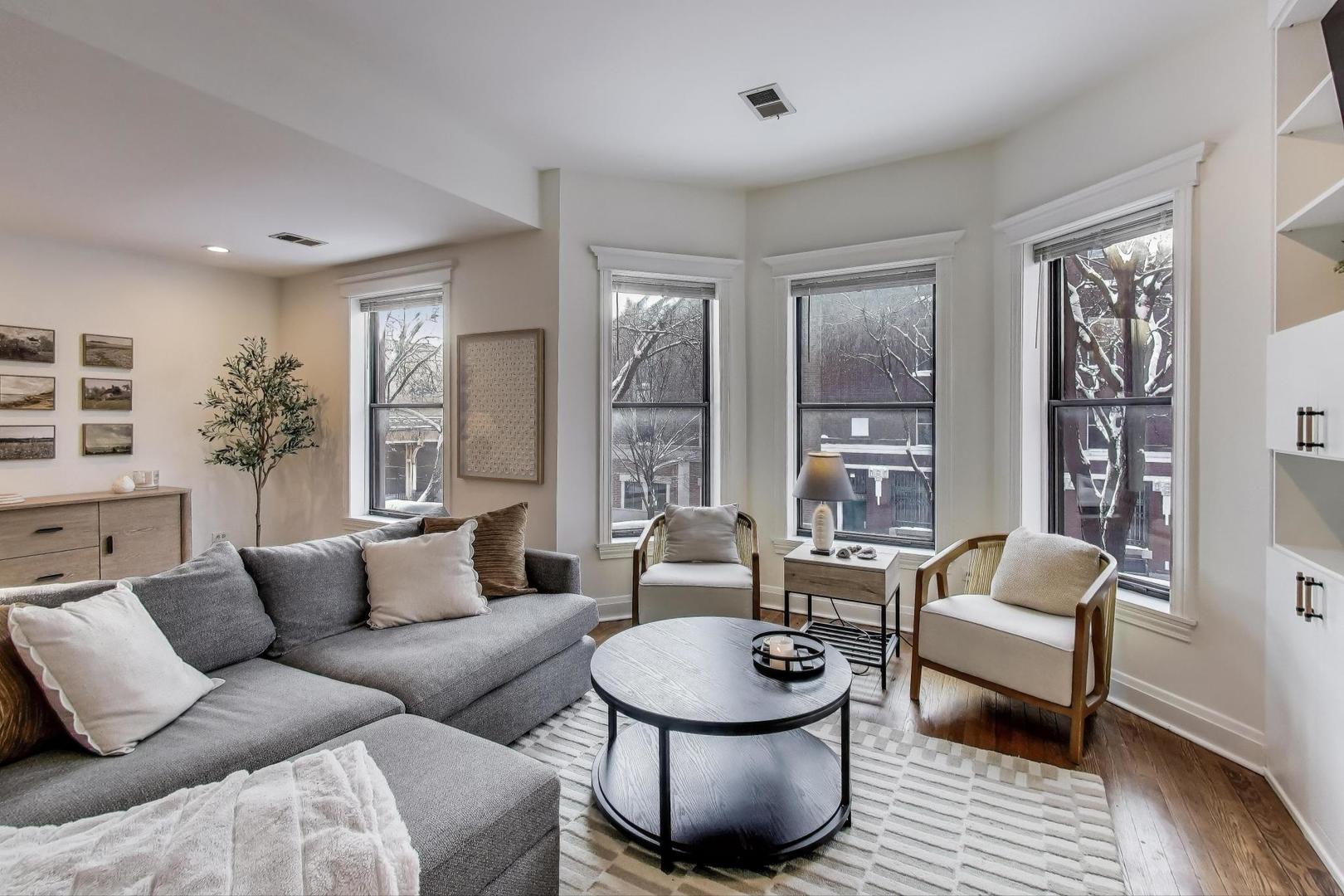 948 W Sheridan Road 2D