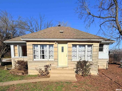 Photo of 1708 Yew Street, Harrisburg, IL 62946 (MLS # EB460724)