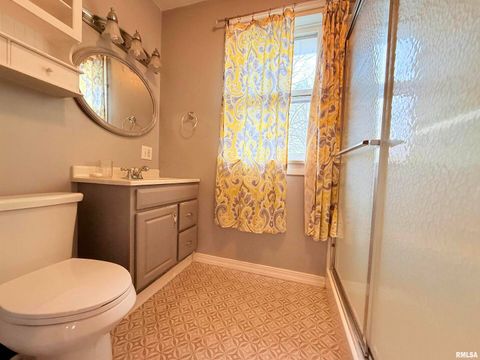 Tiny photo for 1708 Yew Street, Harrisburg, IL 62946 (MLS # EB460724)