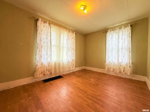 Tiny photo for 1708 Yew Street, Harrisburg, IL 62946 (MLS # EB460724)