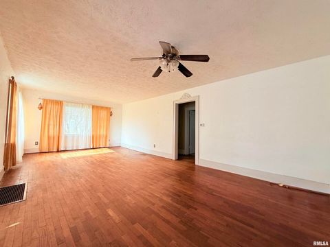 Tiny photo for 1708 Yew Street, Harrisburg, IL 62946 (MLS # EB460724)