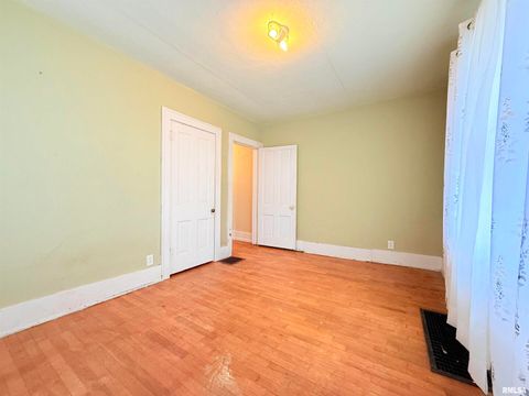 Tiny photo for 1708 Yew Street, Harrisburg, IL 62946 (MLS # EB460724)