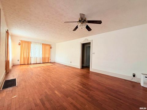 Tiny photo for 1708 Yew Street, Harrisburg, IL 62946 (MLS # EB460724)