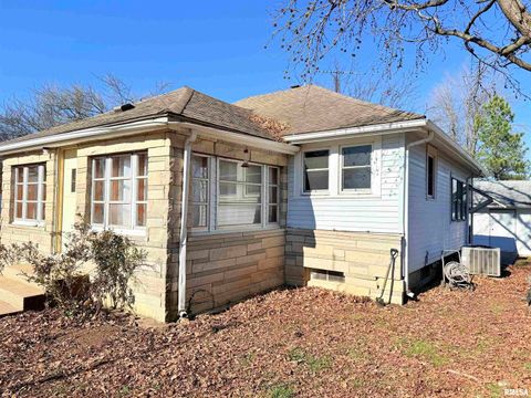 Tiny photo for 1708 Yew Street, Harrisburg, IL 62946 (MLS # EB460724)