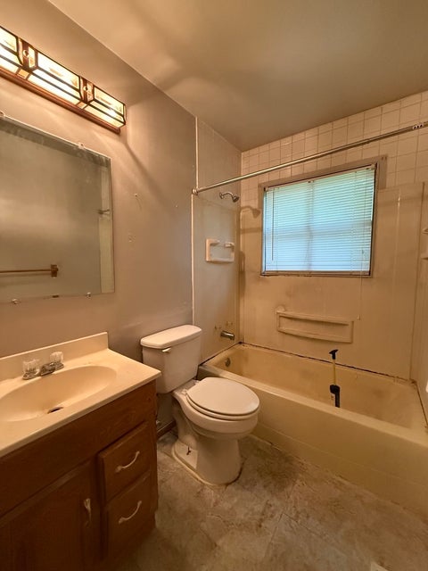 Tiny photo for 141 S Oakdale Avenue, Kankakee, IL 60901 (MLS # 12637713)
