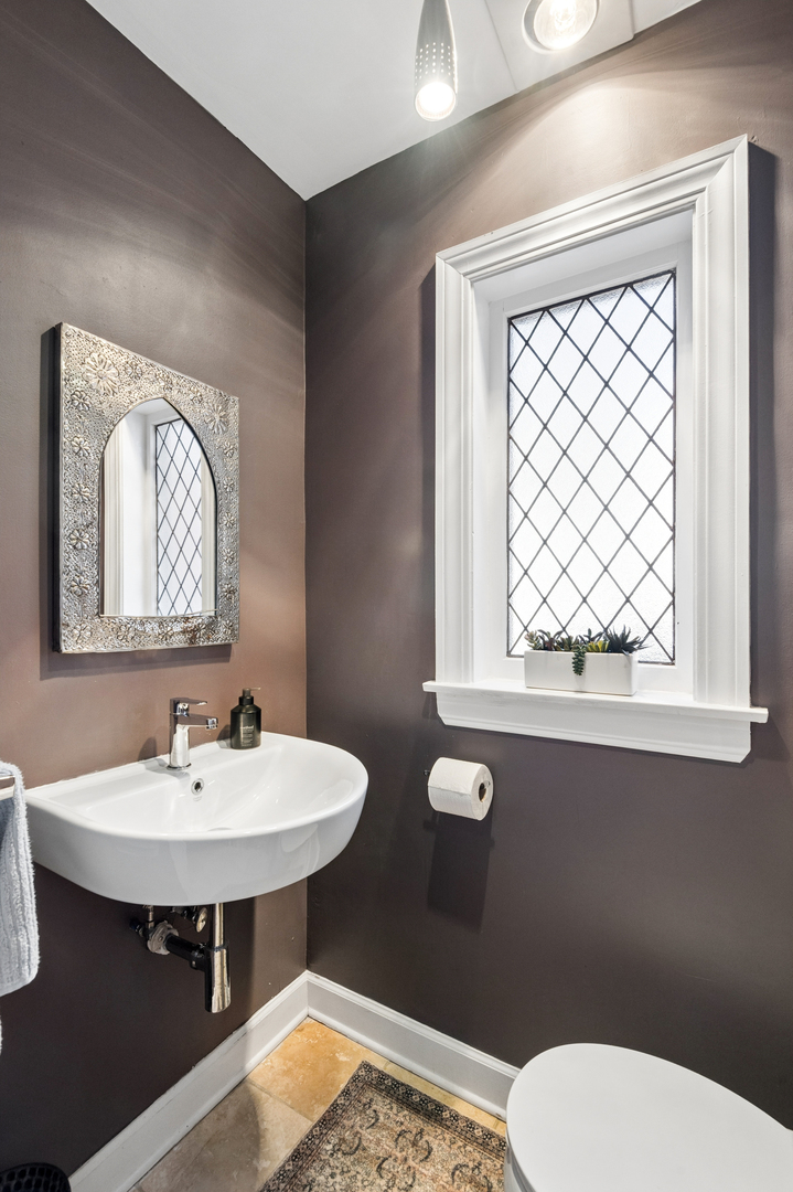 6831 N Kilpatrick Avenue