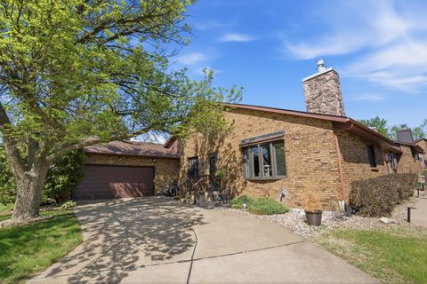 Photo of 4706 Kynnelworth Drive #1, Bettendorf, IA 52722 (MLS # 12627374)
