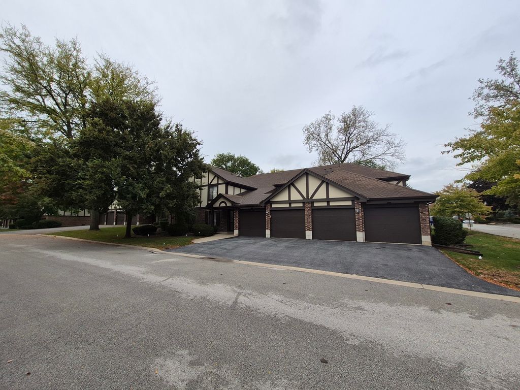 Photo for 8216 Mulberry Court #8B, Palos Hills, IL 60465 (MLS # 12495065)