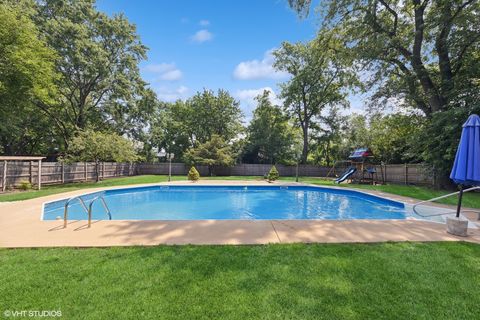 Tiny photo for 6001 Wolf Road, La Grange Highlands, IL 60525 (MLS # 12420078)