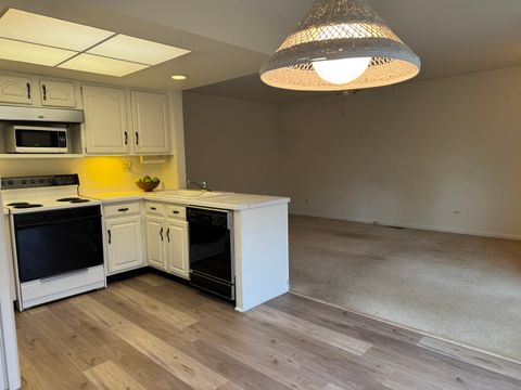 Tiny photo for 1974 Wexford Circle #123, Wheaton, IL 60189 (MLS # 12513071)