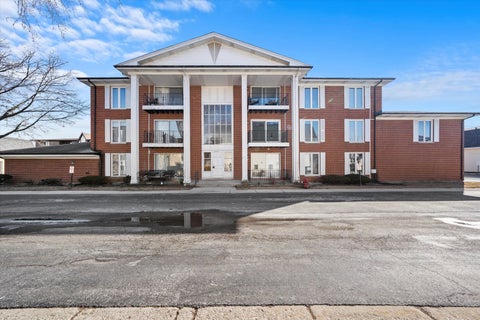 Photo of 5721 CIRCLE Drive #304, Oak Lawn, IL 60453 (MLS # 12784427)