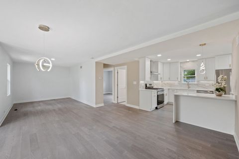 Tiny photo for 406 N Elm Street, Mount Prospect, IL 60056 (MLS # 12508799)