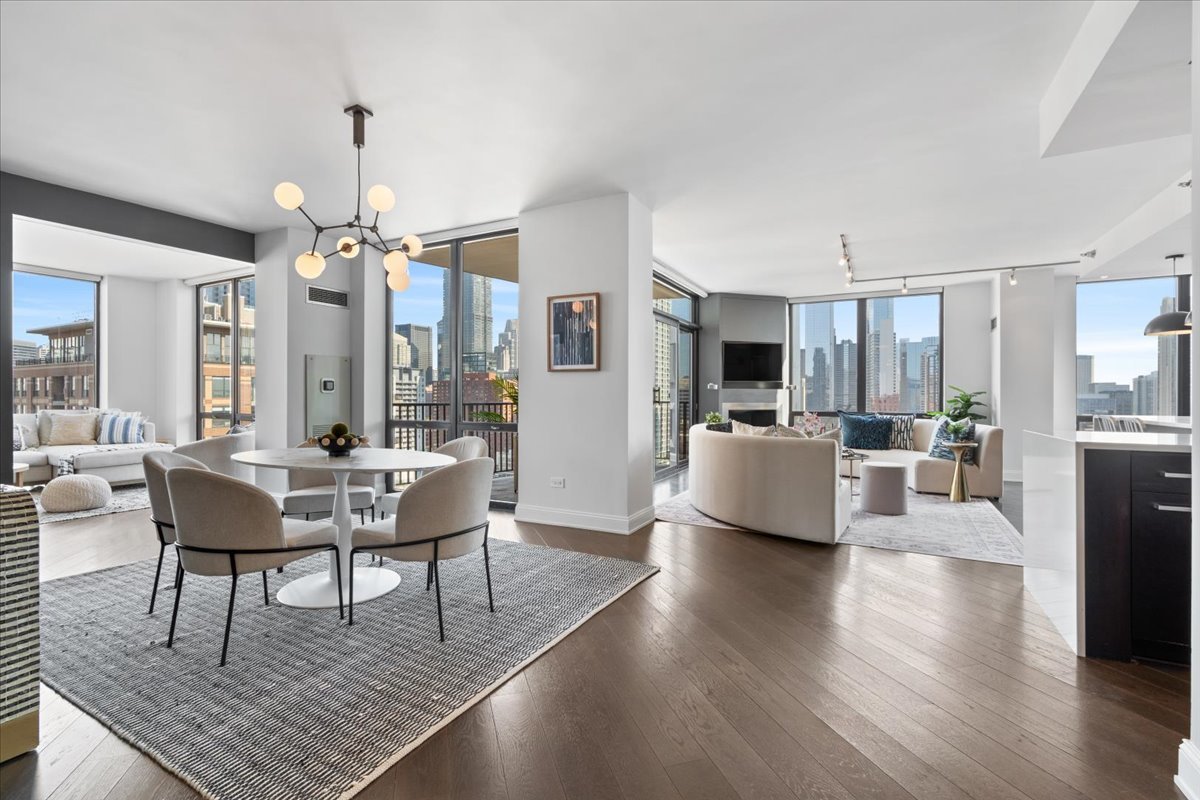 435 W Erie Street 1801