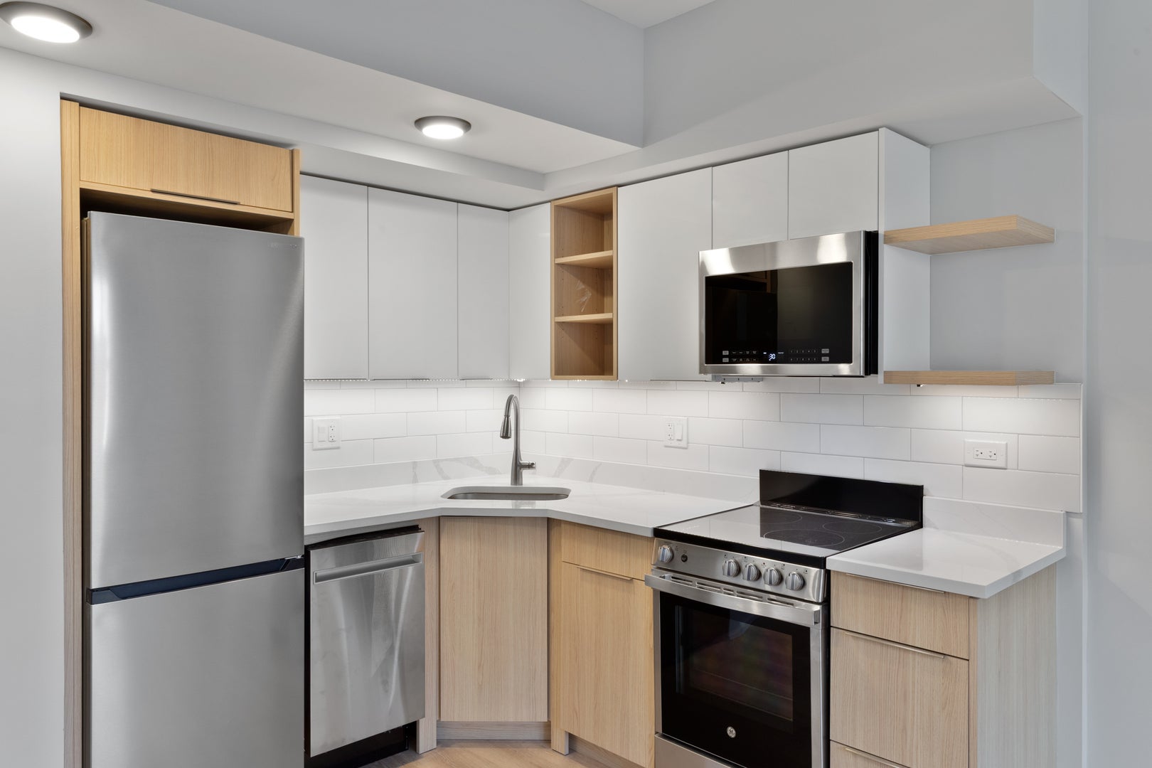 1634 W HOWARD Street 206