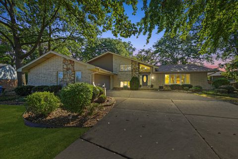 Tiny photo for 9047 W Oak Crest Court, Palos Hills, IL 60465 (MLS # 12529917)