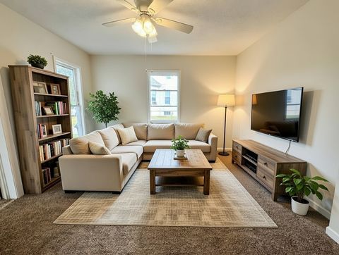 Tiny photo for 304 S Prairie Street, Bloomington, IL 61701 (MLS # 12489582)