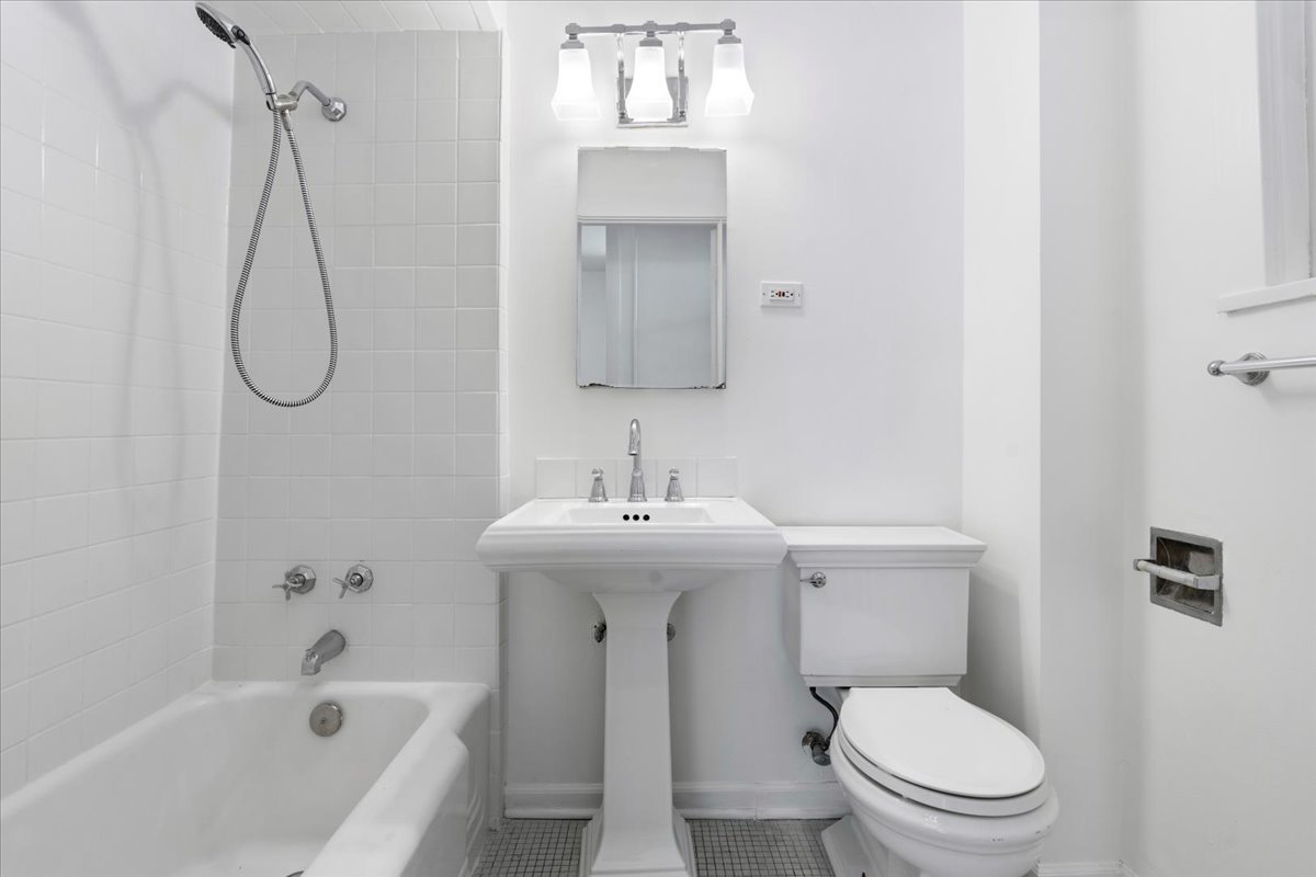 Winnetka, Illinois 60093, United States, 2 Bedrooms Bedrooms, ,1 BathroomBathrooms,Residential,Active,224314