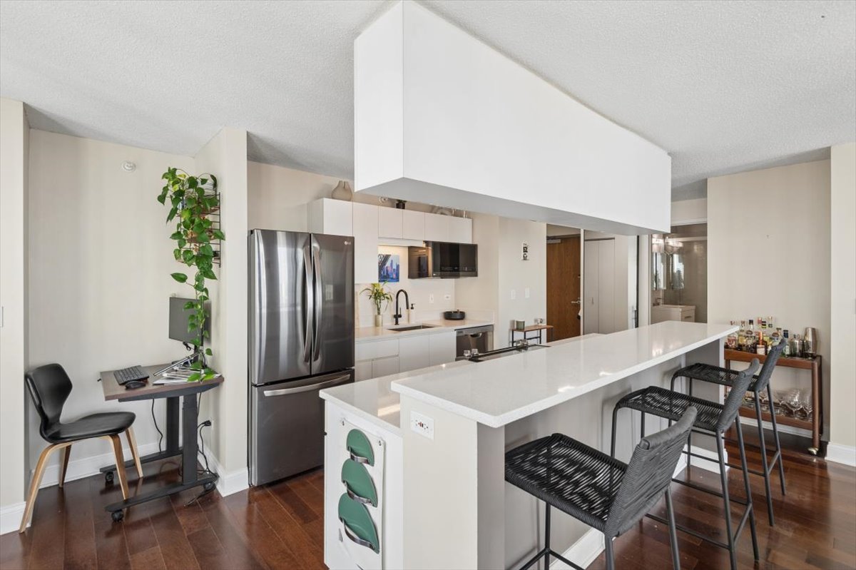 2 E Erie Street 3712