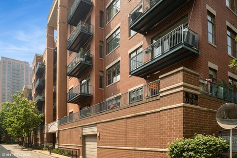 330 N CLINTON Street 303 Chicago IL 60661