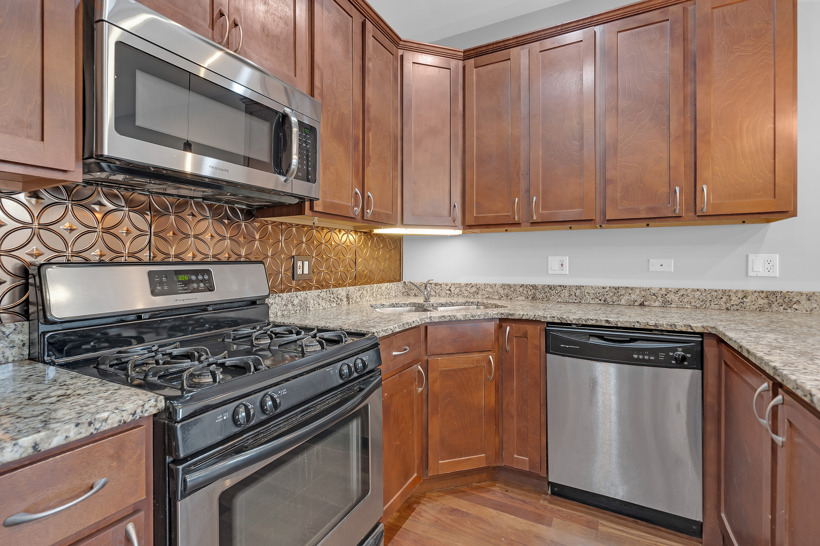 1154 N Kedzie Avenue 402