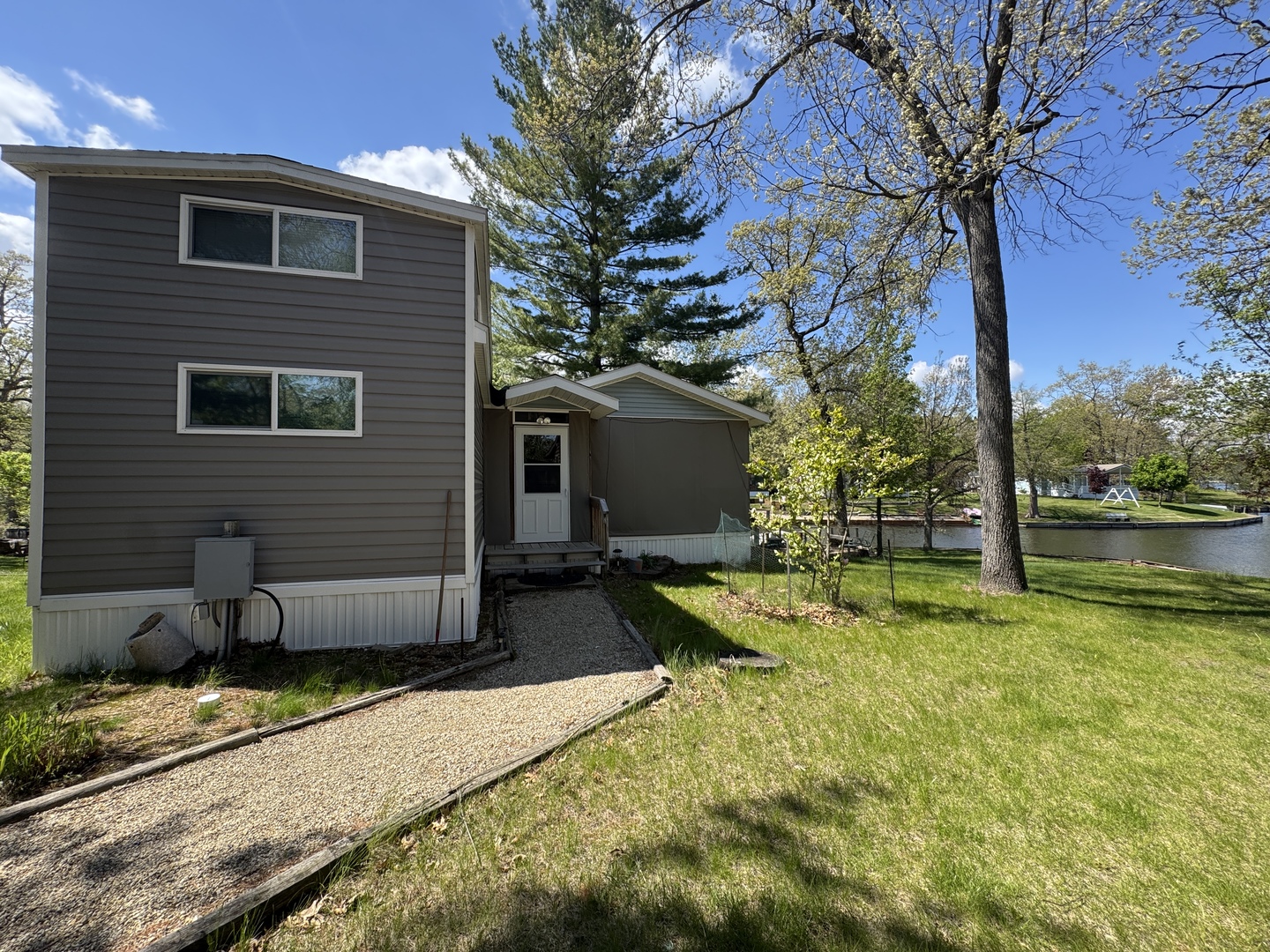 4-62 Woodhaven Lakes