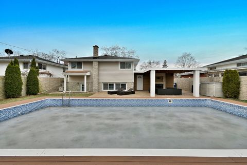 Tiny photo for 575 Bedford Lane, Des Plaines, IL 60016 (MLS # 12534439)