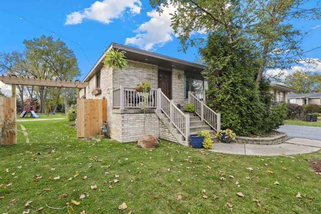 Photo for 14224 Springfield Avenue, Crestwood, IL 60418 (MLS # 12506331)