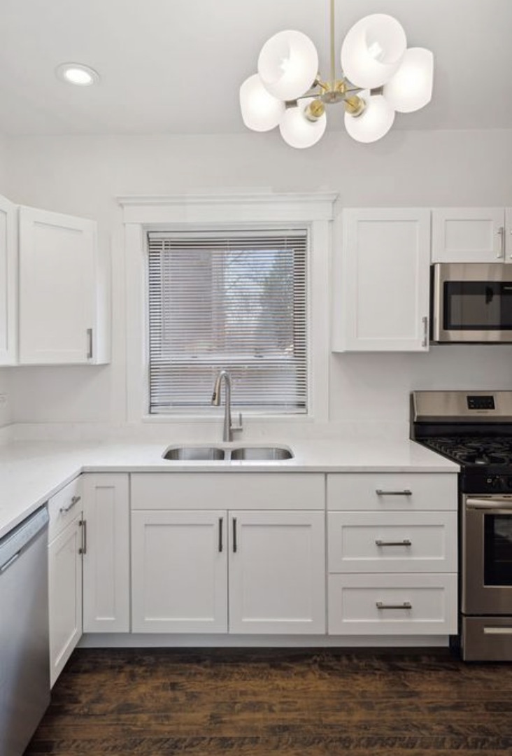 2207 W School Street 1W