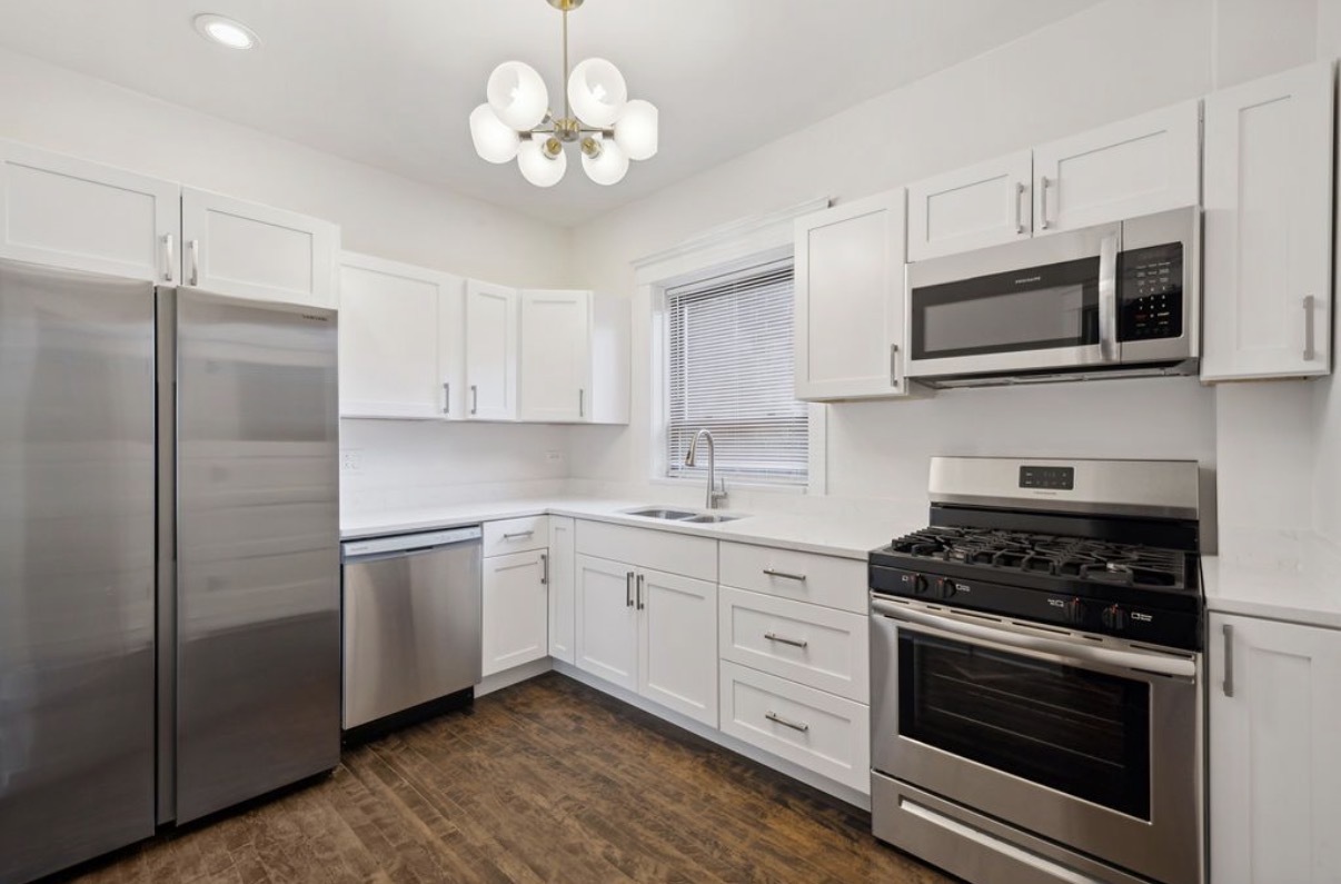 2207 W School Street 1W