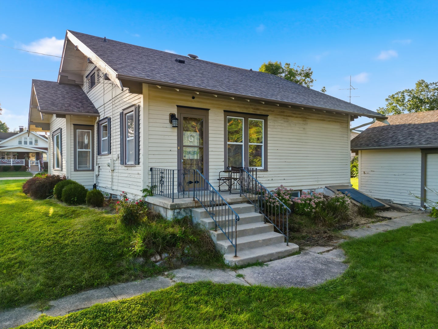 402 N Division Avenue