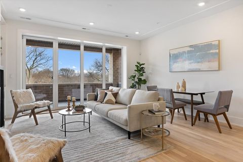 Tiny photo for 2405 W Sunnyside Avenue #3N, Chicago, IL 60625 (MLS # 12468492)