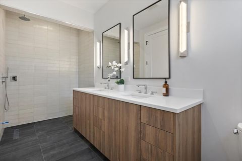 Tiny photo for 2405 W Sunnyside Avenue #3N, Chicago, IL 60625 (MLS # 12468492)