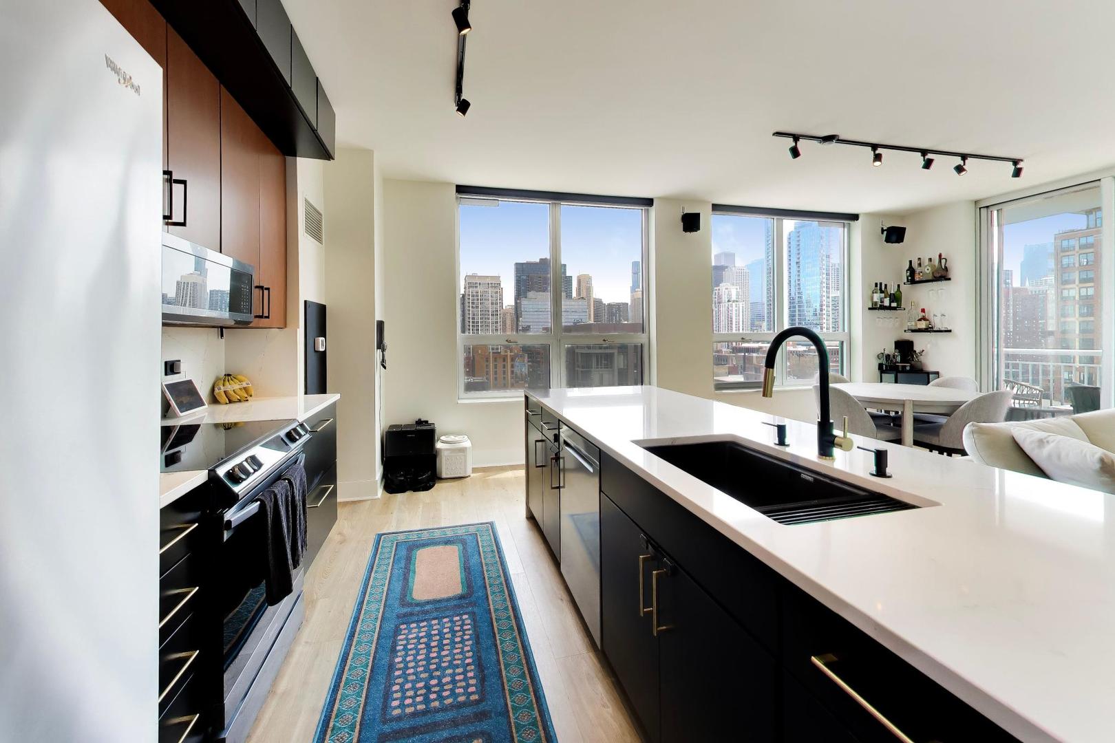 421 W Huron Street 1305