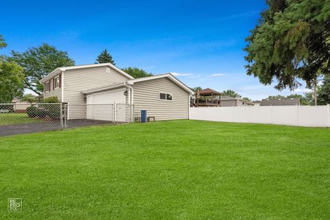 Tiny photo for 717 E Sunset Avenue, Lombard, IL 60148 (MLS # 12427224)