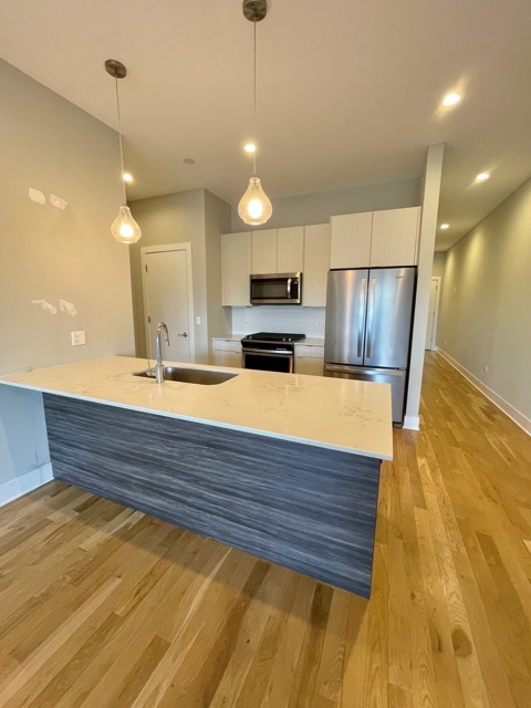 4555 N Ravenswood Avenue 201