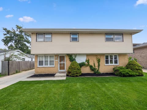 Photo of 5711 W 87TH Place, Oak Lawn, IL 60453 (MLS # 12709030)