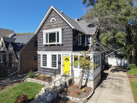 Photo of 250 Iowa Street, Oak Park, IL 60302 (MLS # 12789206)