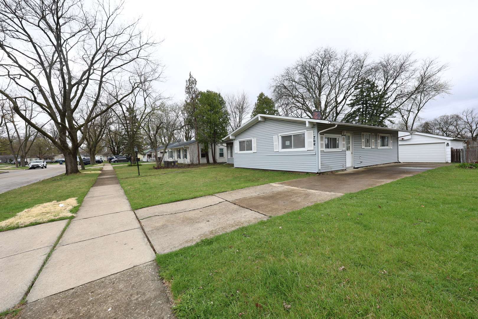 704 LINCOLNWOOD Drive