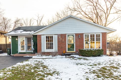 Photo of 412 Northgate Road, Lindenhurst, IL 60046 (MLS # 12597393)