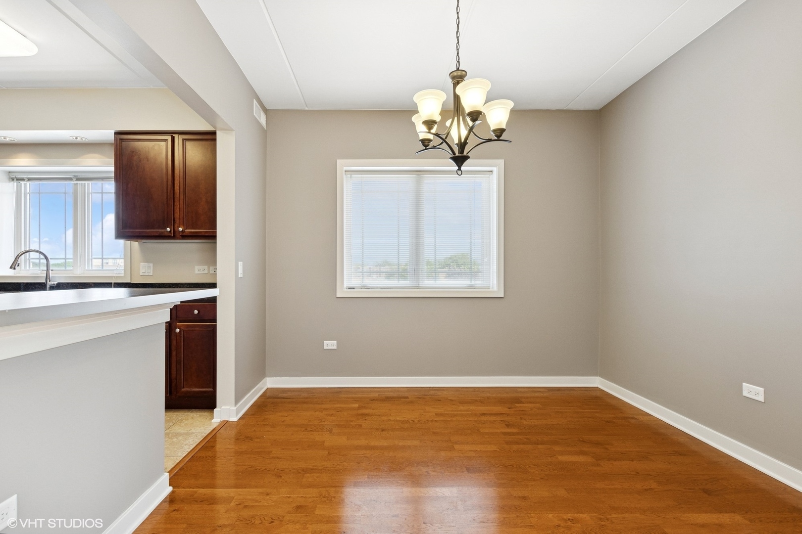 5588 N Lincoln Avenue 404