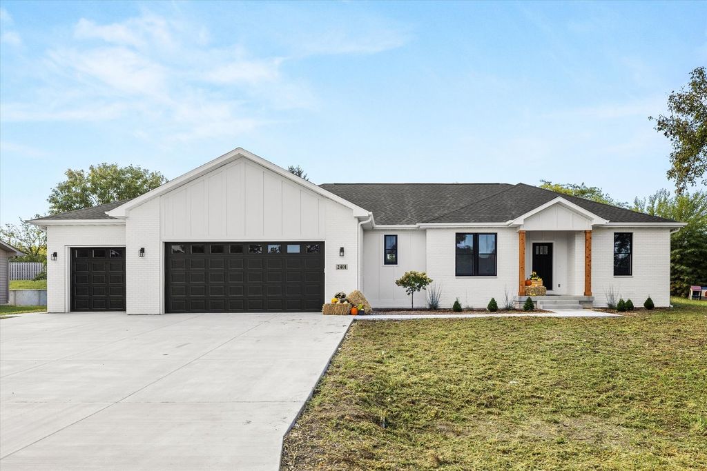 Photo for 2401 Indian Grass Road, Morris, IL 60450 (MLS # 12482293)