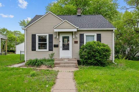 Photo of 3433 FILLMORE Street, Davenport, IA 52806 (MLS # 12630970)