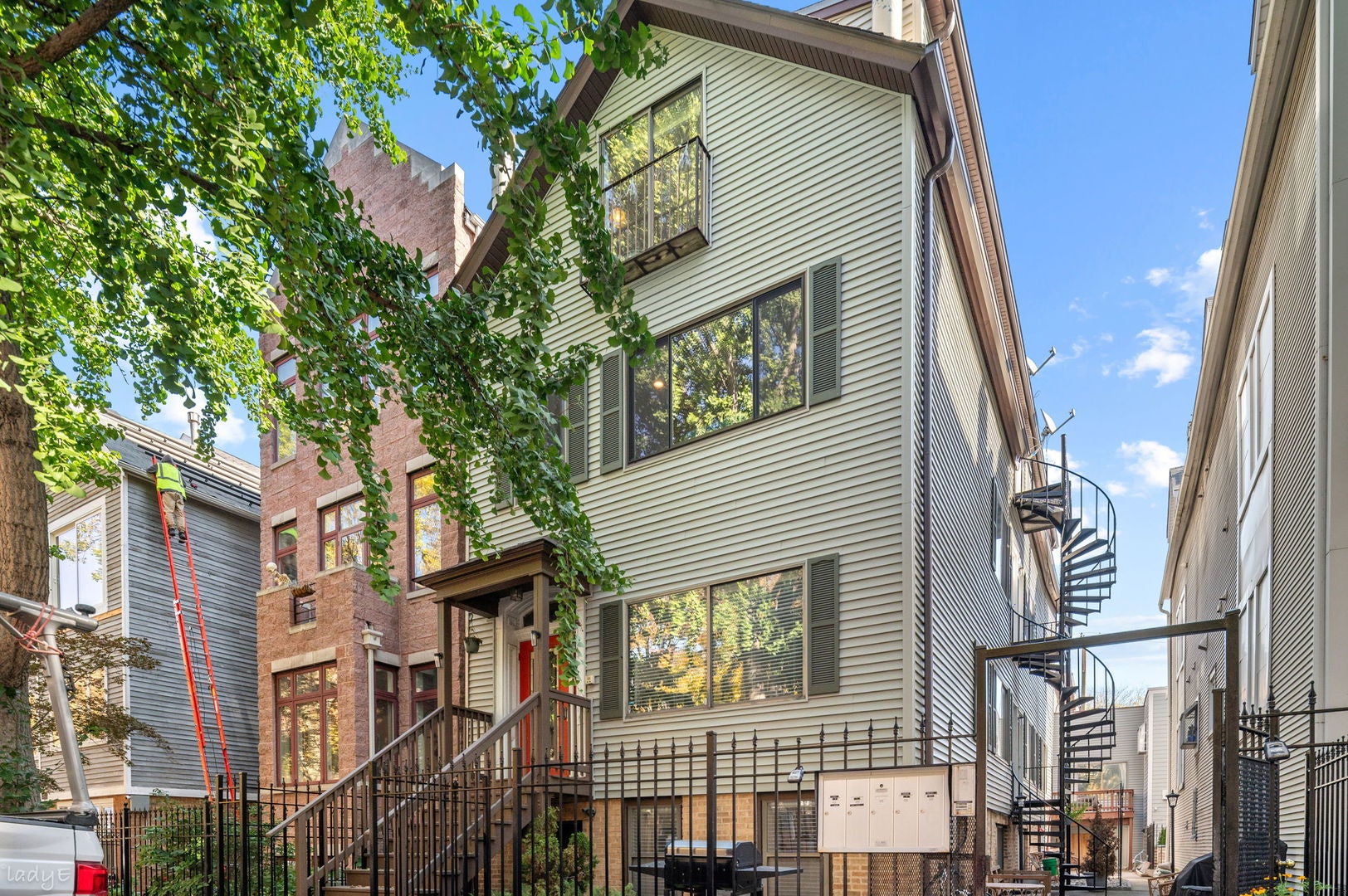 2643 N SOUTHPORT Avenue 1F