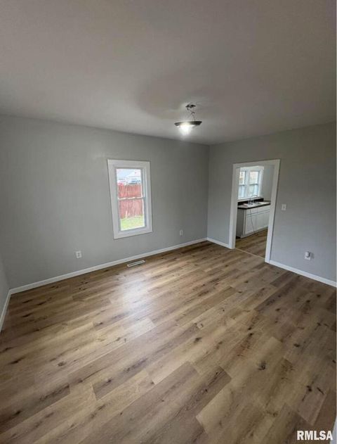 Tiny photo for 618 S McLeansboro Street, Benton, IL 62812 (MLS # EB460658)