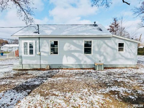 Tiny photo for 618 S McLeansboro Street, Benton, IL 62812 (MLS # EB460658)