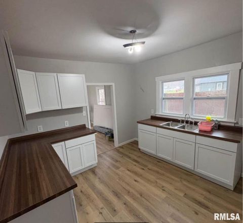 Tiny photo for 618 S McLeansboro Street, Benton, IL 62812 (MLS # EB460658)