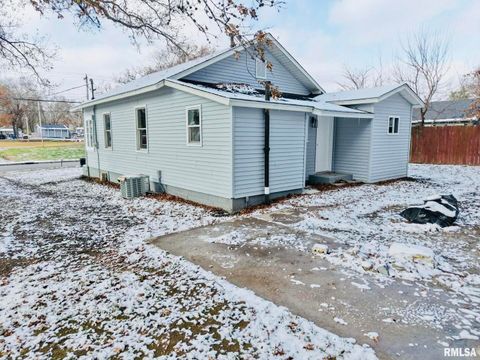 Tiny photo for 618 S McLeansboro Street, Benton, IL 62812 (MLS # EB460658)