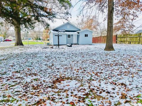 Tiny photo for 618 S McLeansboro Street, Benton, IL 62812 (MLS # EB460658)