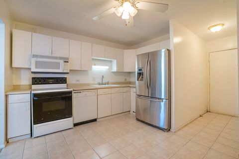 Tiny photo for 6145 N Sheridan Road #27A, Chicago, IL 60660 (MLS # 12487727)