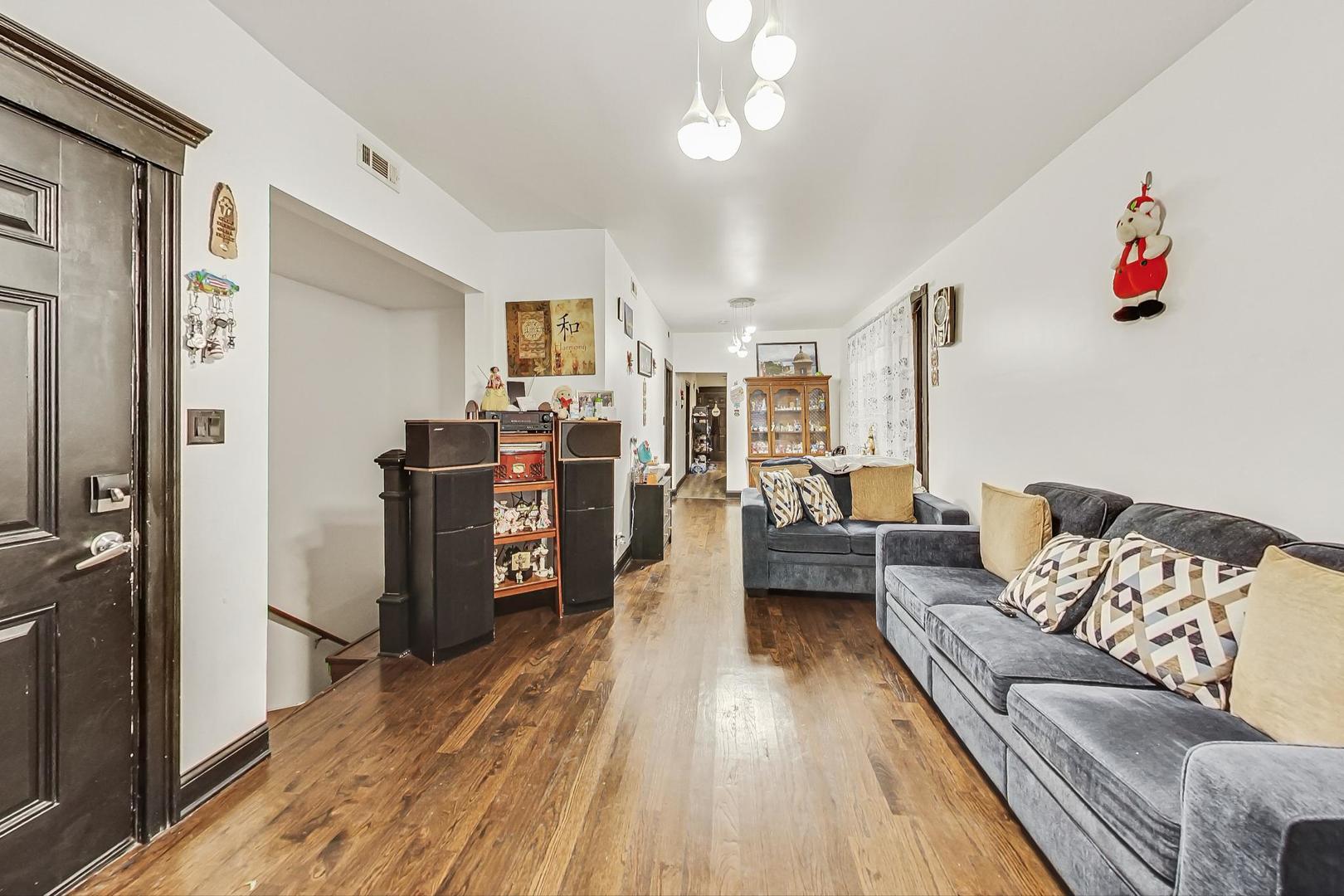 1121 N LAWNDALE Avenue